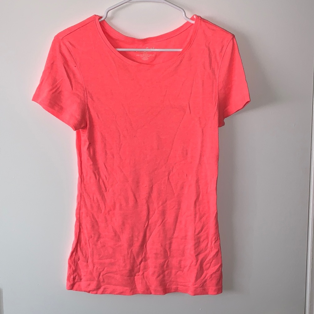 Pink fitted yet comfy short sleeved top!